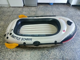 Barca hinchable Battle Bomber con remos