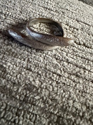 Anillo plateado diseño curvo