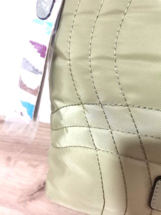 Mochila verde acolchada con cremallera