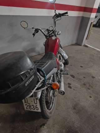 Moto Yamaha Roja Naked