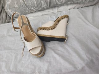 Sandalias de cuña beige y blancas