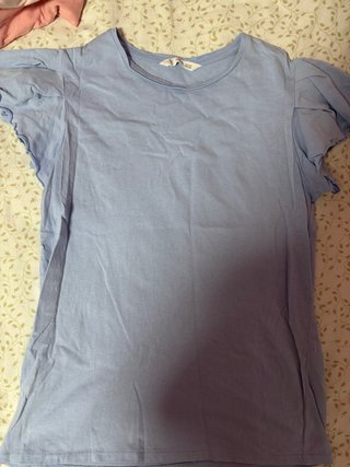 Camiseta azul con volantes