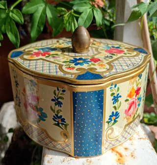 Cofanetto vintage Alemagna floreale.