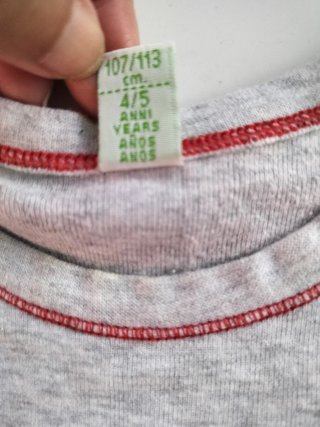 Camiseta infantil gris con coche y semáforo