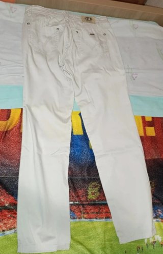 Pantalón beige recto con diseño