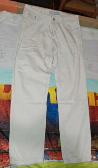 Pantalón beige recto con diseño