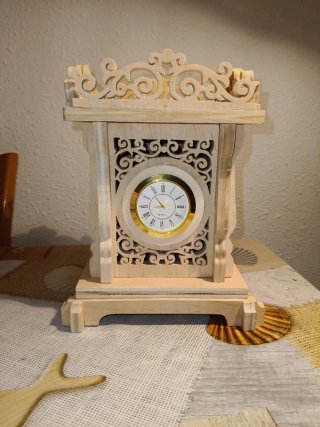 Reloj de madera decorativo