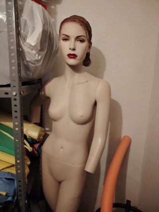 Maniquí femenino beige con base