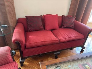 Sofá antiguo rojo con patas de garra