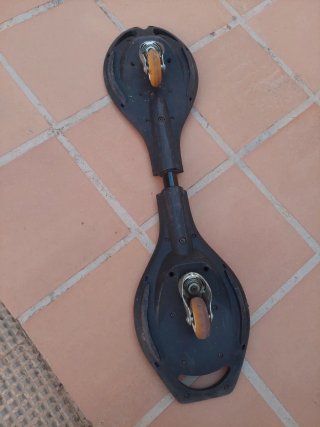 Skate de dos ruedas azul