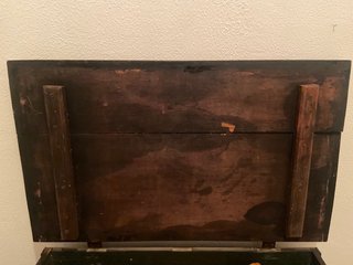 Arcón antiguo de madera tallada negro