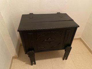 Arcón antiguo de madera tallada negro