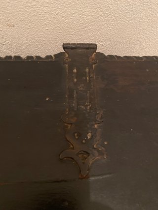 Arcón antiguo de madera tallada negro