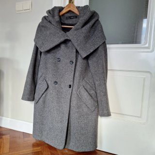 Abrigo Zara gris con capucha