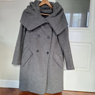 Abrigo Zara gris con capucha