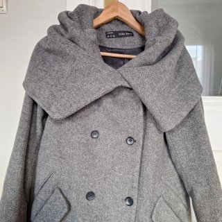 Abrigo Zara gris con capucha