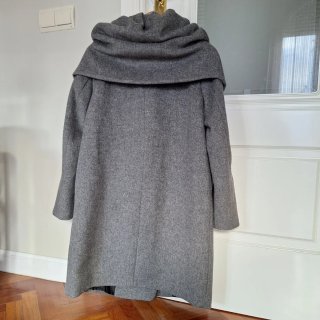 Abrigo Zara gris con capucha
