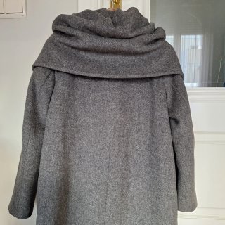 Abrigo Zara gris con capucha