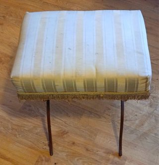 Taburete de hierro forjado con tapizado