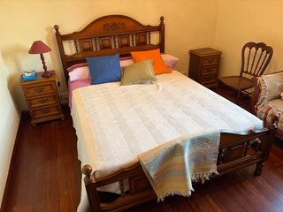 Cama madera con mesillas y escritorio