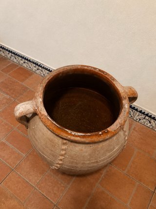 Tinaja antigua de barro con asas