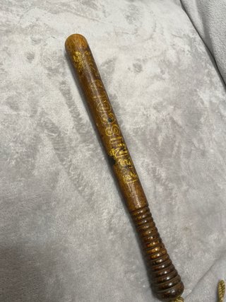 Baston de madera con grabados dorados