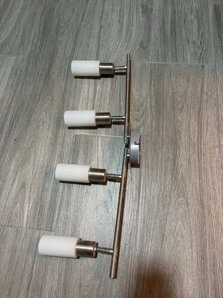 Lámparas de salón plateadas y blancas