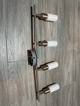 Lámparas de salón plateadas y blancas