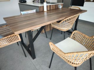 Mesa de comedor de hierro y duropal.