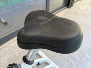 Bicicleta estática plegable con panel digital