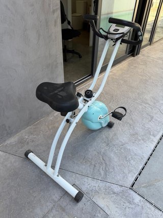 Bicicleta estática plegable con panel digital