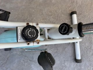 Bicicleta estática plegable con panel digital