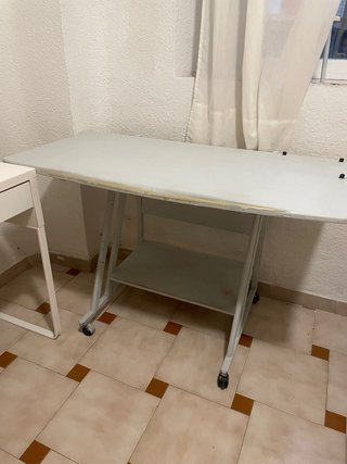 Escritorio de madera gris con ruedas