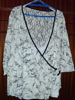 Blusa de encaje floral con ribete negro