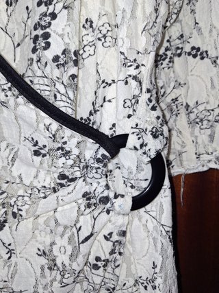 Blusa de encaje floral con ribete negro
