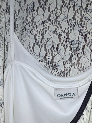 Blusa de encaje floral con ribete negro