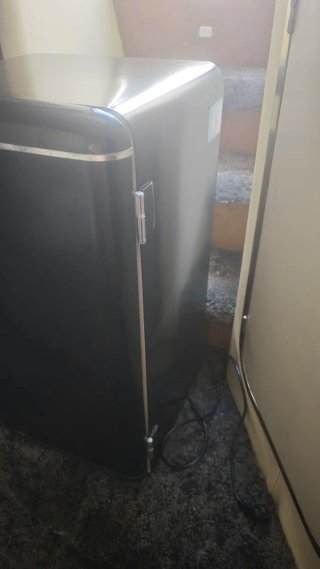 NO NEGOCIABLE. Nevera pequeña Comfee con congelado