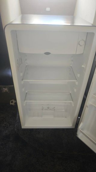 NO NEGOCIABLE. Nevera pequeña Comfee con congelado
