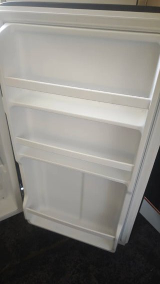 NO NEGOCIABLE. Nevera pequeña Comfee con congelado