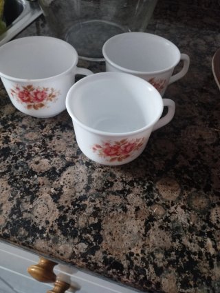 Juego de 3 tazas con flores y taza transparente
