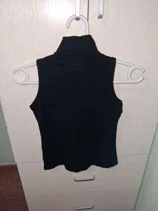Camiseta negra sin mangas cuello alto
