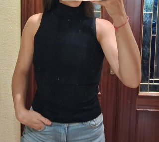 Camiseta negra sin mangas cuello alto