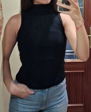 Camiseta negra sin mangas cuello alto