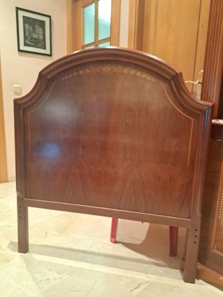 Estantería, mesita y cabecero de madera