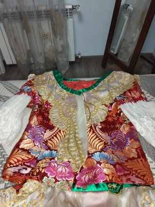 Traje de Fallera con bordados dorados
