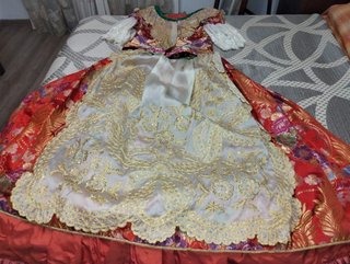 Traje de Fallera con bordados dorados
