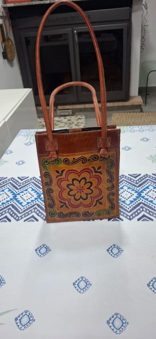 Bolso de cuero artesanal con diseño floral