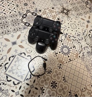 PS4 Slim Nera + 5 Giochi + 2 Controller