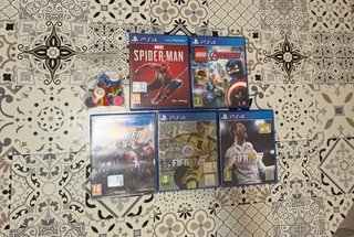 PS4 Slim Nera + 5 Giochi + 2 Controller