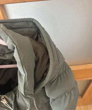 Plumífero Zara verde con capucha